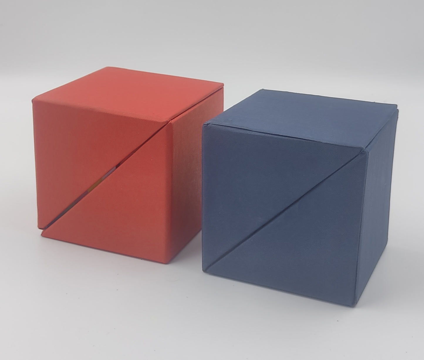 Folding paper cube in color (with memopad and tumbler)